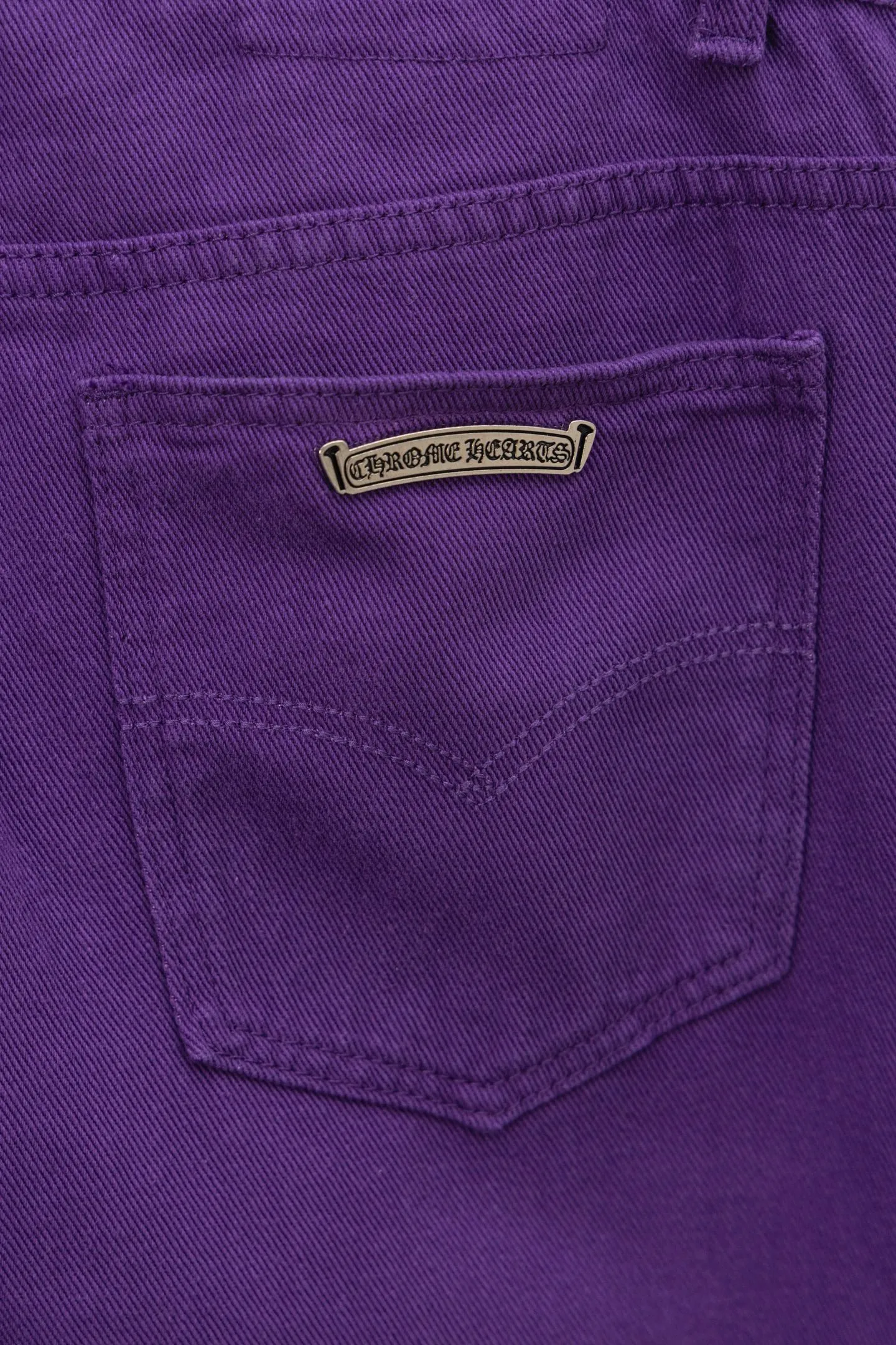P240 model number/F064 Chrome hearts 2025 new limited edition black and pink cross and leather couple style washed loose purple jeans. Styles with different washed textures are very friendly to people with thin legs and thick legs. The straight and loose version is very flattering to the leg shape. The moderate length is timeless and easy to match. It is the basis of various styles and a must-have in the wardrobe! The fabric is stiff but also makes the upper body soft without losing texture. Style: Loose Color: Purple